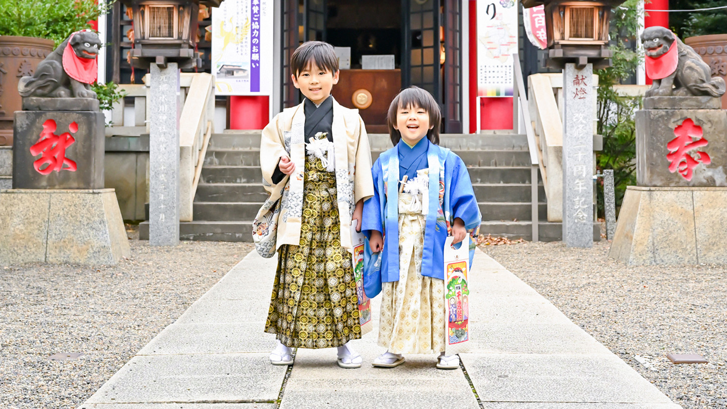 元郷氷川神社で七五三の記念撮影をする兄弟